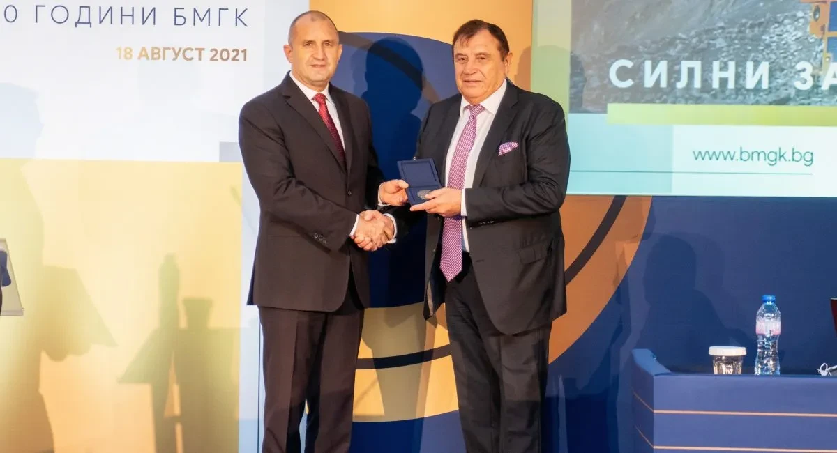 Боядисаният старец Вълканов засечен със спасителя Радев