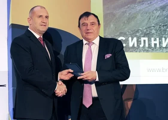 Боядисаният старец Вълканов засечен със спасителя Радев