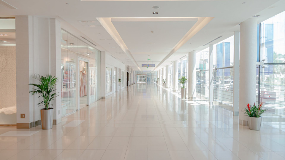 Войната в Близкия изток опразни моловете в столицата на лукса Дубай