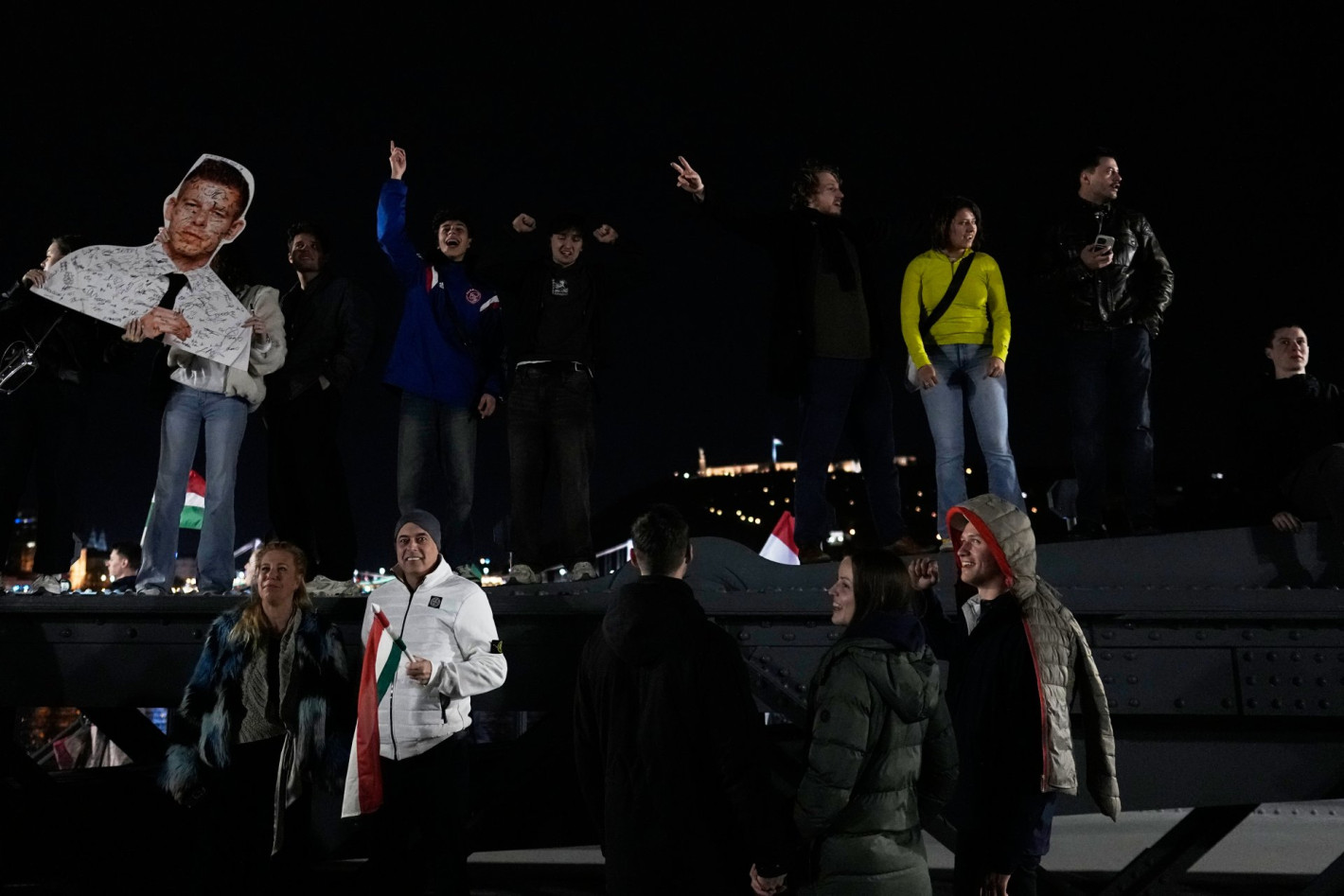 Орбан загуби след 16 г. на власт, победителите превърнаха Будапеща в парти зона