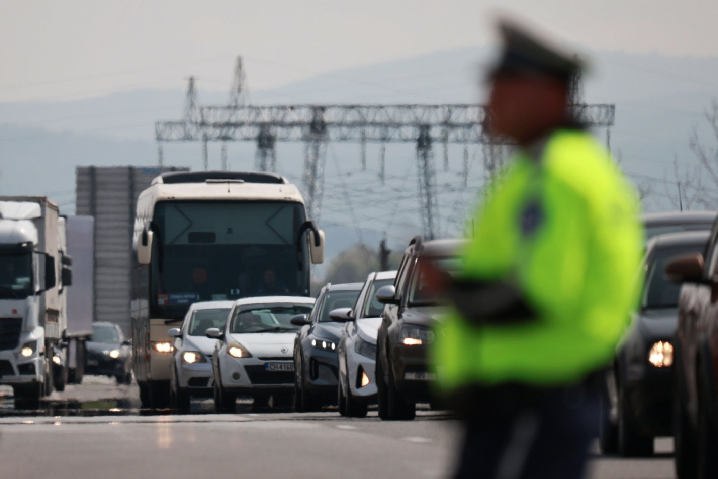 Шофьор на камион умишлено блокира АМ "Хемус" към София, образува се огромна опашка (снимки)