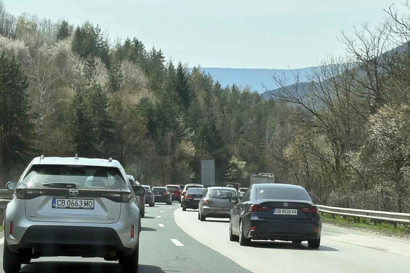 Шофьор на камион умишлено блокира АМ "Хемус" към София, образува се огромна опашка (снимки)