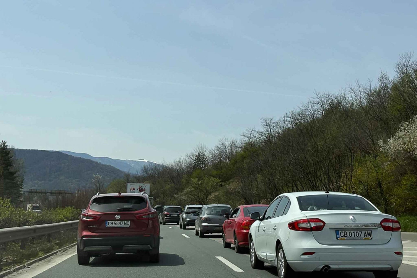 Шофьор на камион умишлено блокира АМ "Хемус" към София, образува се огромна опашка (снимки)