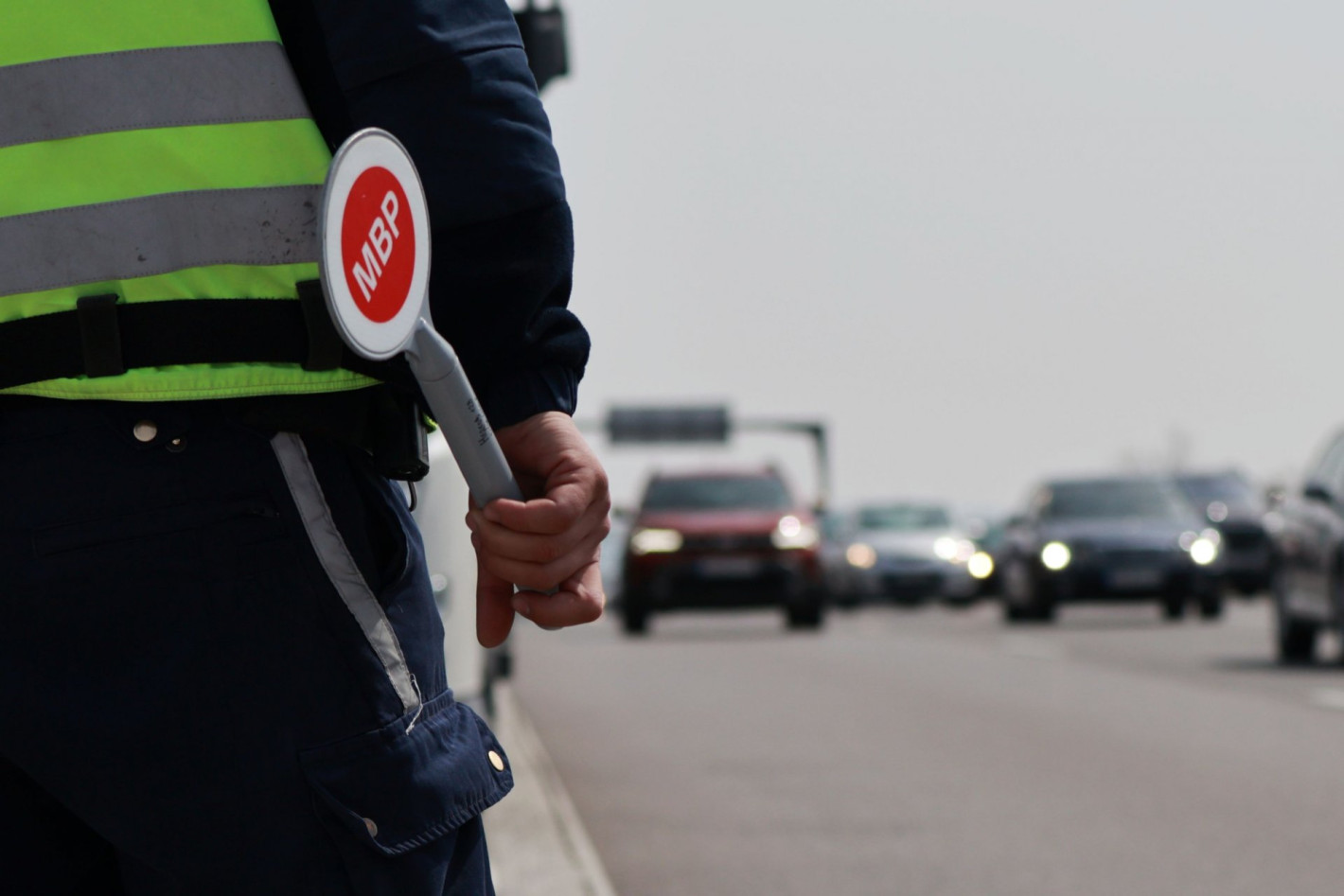 Шофьор на камион умишлено блокира АМ "Хемус" към София, образува се огромна опашка (снимки)