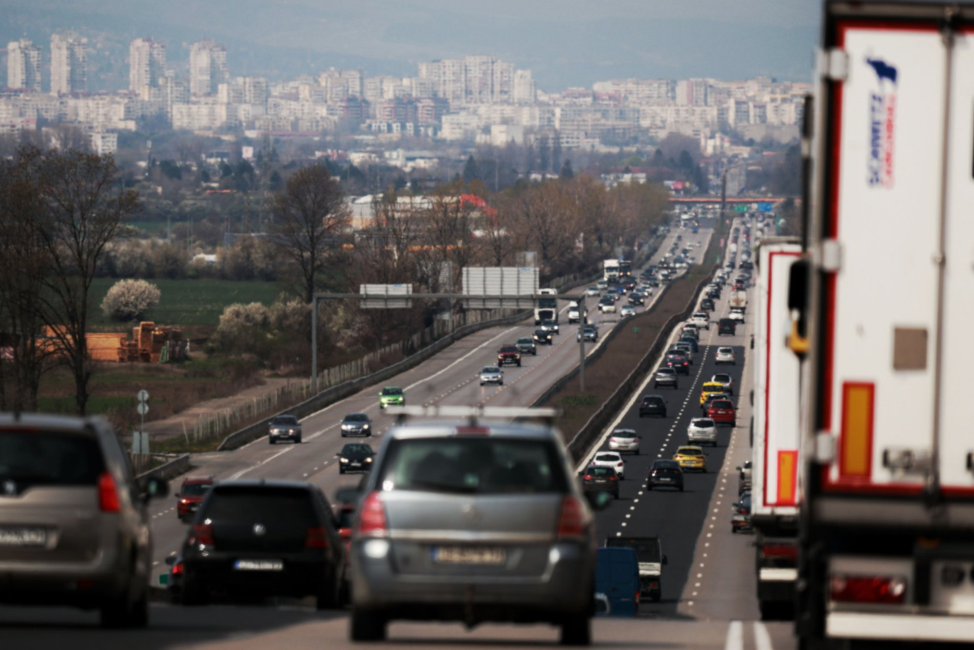 Шофьор на камион умишлено блокира АМ "Хемус" към София, образува се огромна опашка (снимки)