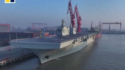 Китай пусна на вода секретен кораб Проект 076, превозващ дронове