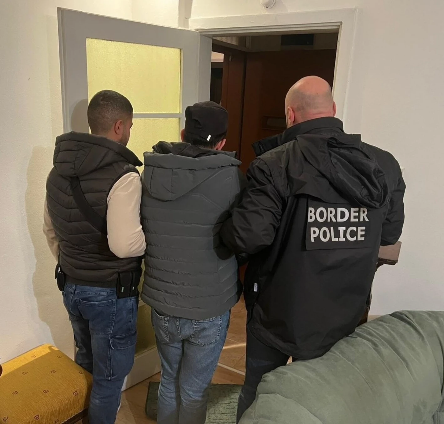 По 50 000 евро на месец от трафик на мигранти печелили арестуваните полицаи в Елхово