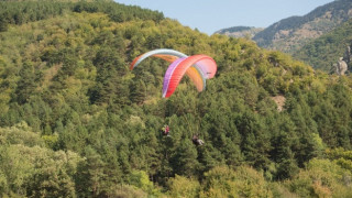 Планински спасители от отряда в Кюстендил са помогнали на парапланерист, заплел се в дърво