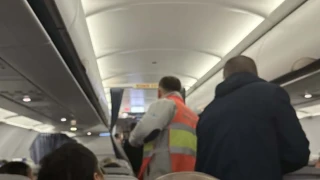 Българи прекараха над 1 час на летището в Измир след аварийно кацане на самолет заради спешен случай!