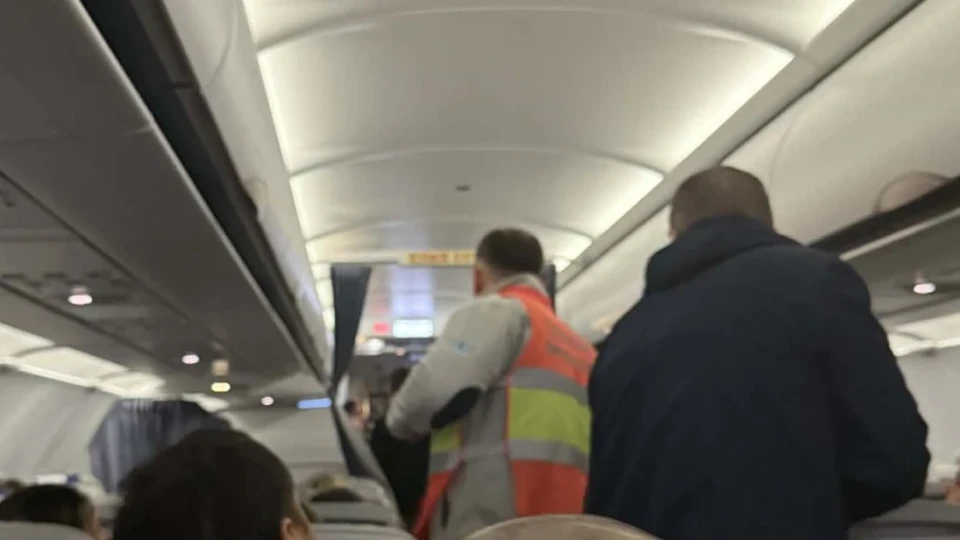 Българи прекараха над 1 час на летището в Измир след аварийно кацане на самолет заради спешен случай!