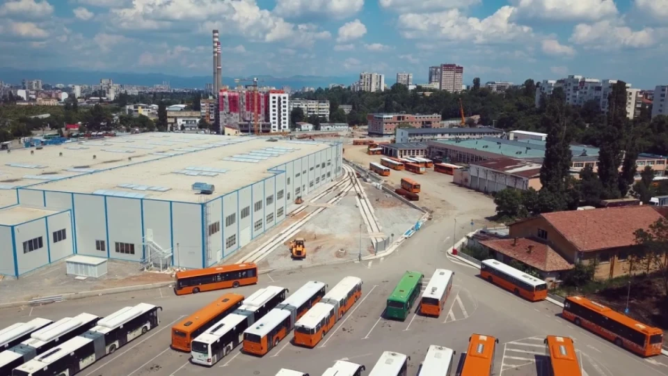 Работник се барикадира в гараж "Земляне" в София