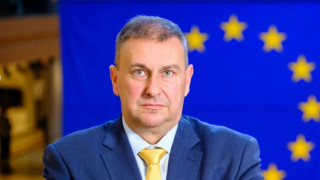 Емил Радев: България и в момента не предоставя безвъзмездно оръжие на Украйна