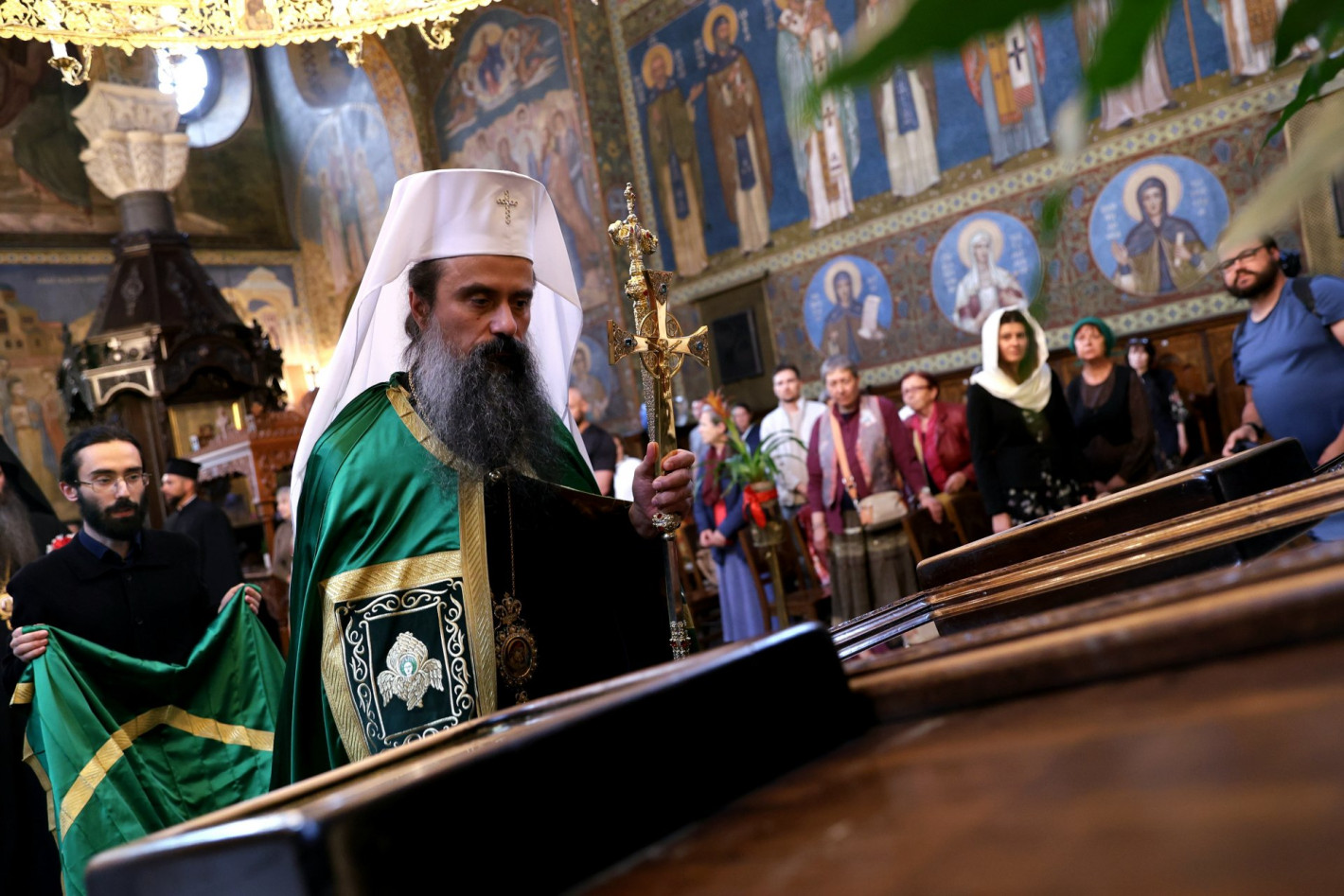 Двете шествия, без да се срещат, блокираха София (снимки)