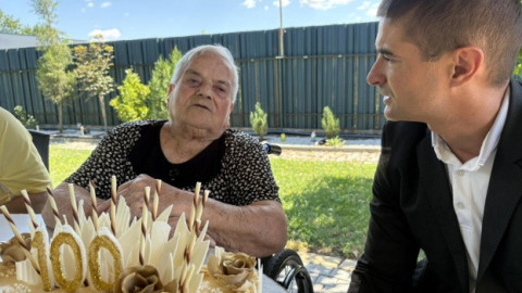 Обич, труд и добри съседи: Рецептата за 100 години щастлив живот
