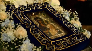 Чудотворната икона „Света Богородица - Хавайска“ събра стотици вярващи в София