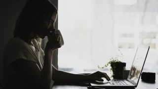 Защо служителите в офиса са толкова уморени в 15:00 часа: Дори кафето не ги събужда