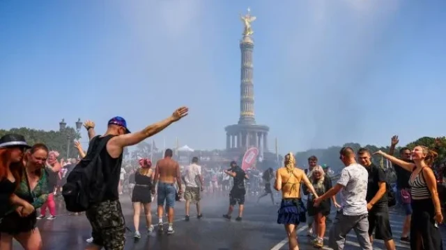 В кадър: Десетки хиляди танцуваха на техно парада в Берлин в адска жега