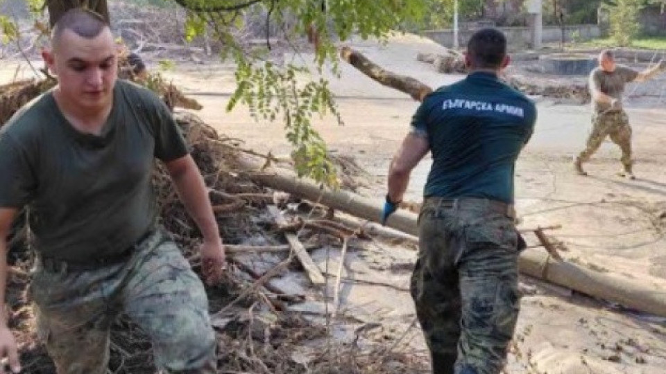 Военни от Сухопътни войски в помощ на засегнатото от наводнение село Струмяни