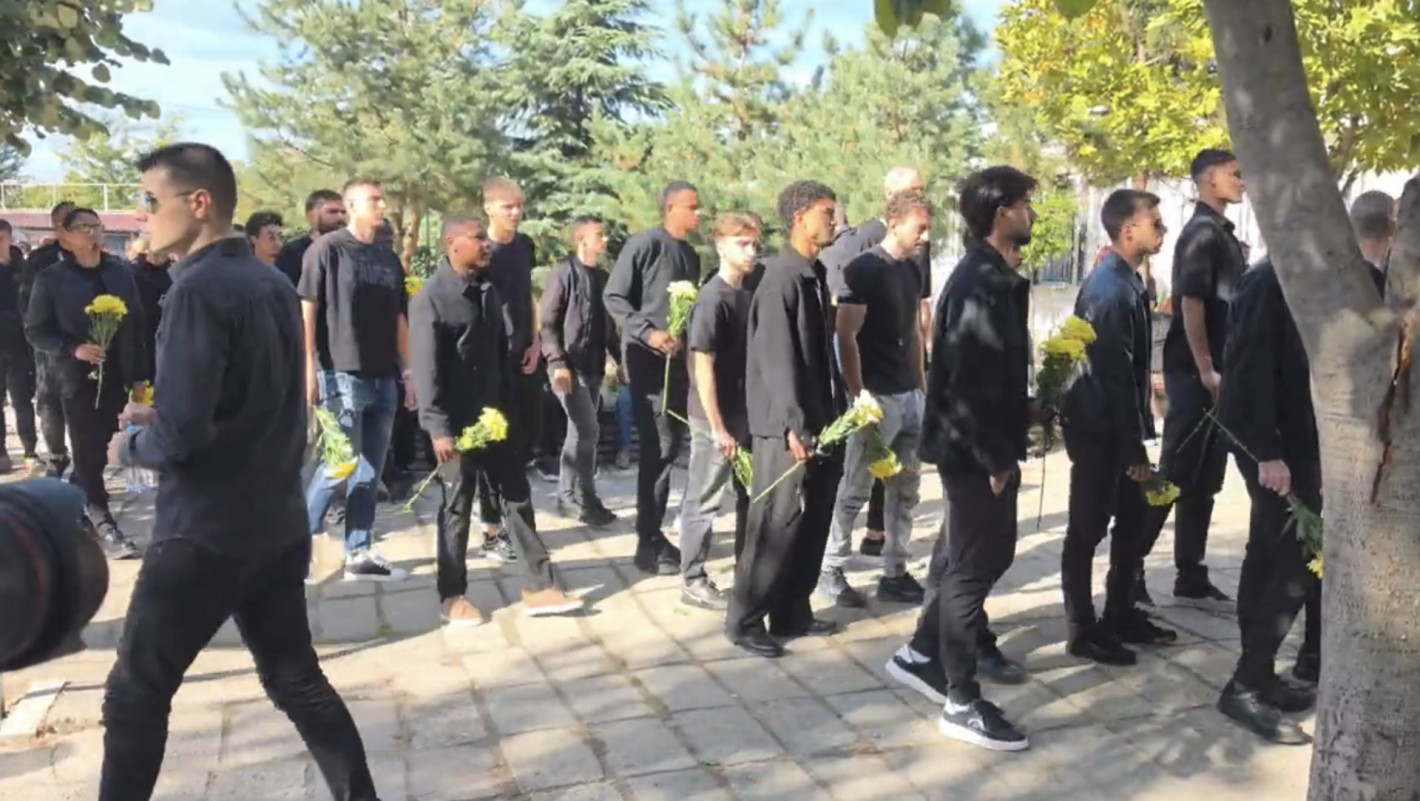 Хиляди изпратиха в последния му път Илиян Филипов (снимки/видео)