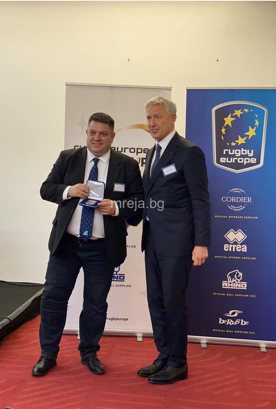 Президентът на Българската федерация по ръгби Атанас Зафиров (вляво) получи сребрен медал за заслуги в развитието на спорта в Европа от президента на Rugby Europe Октавиан Морариу